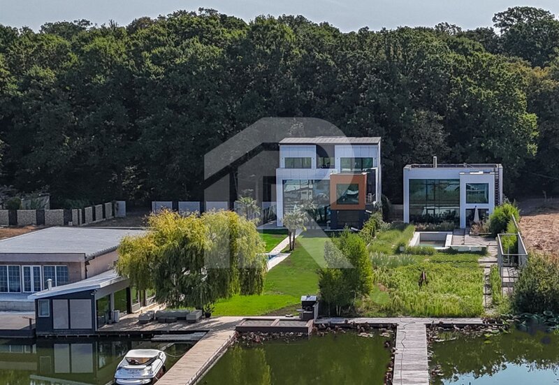 Resedinta moderna 400 mp utili, teren 1.200 mp deschidere directa la lac