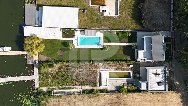 Resedinta moderna 400 mp utili, teren 1.200 mp deschidere directa la lac